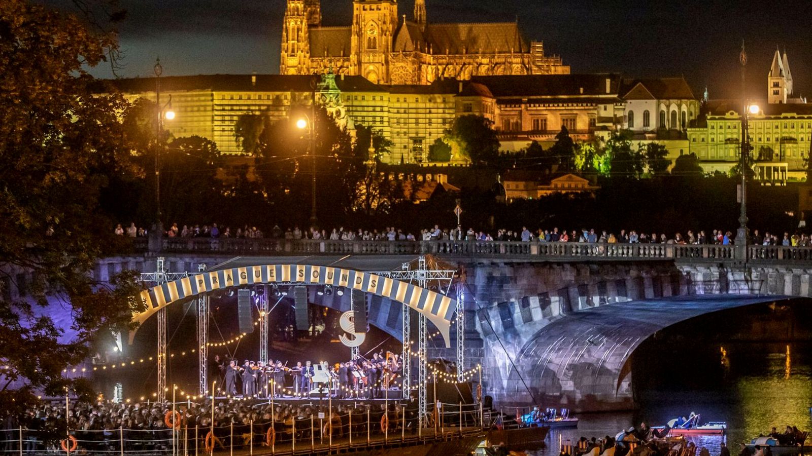 Český orchestr vystupuje na unikátním plovoucím pódiu na řece Vltavě