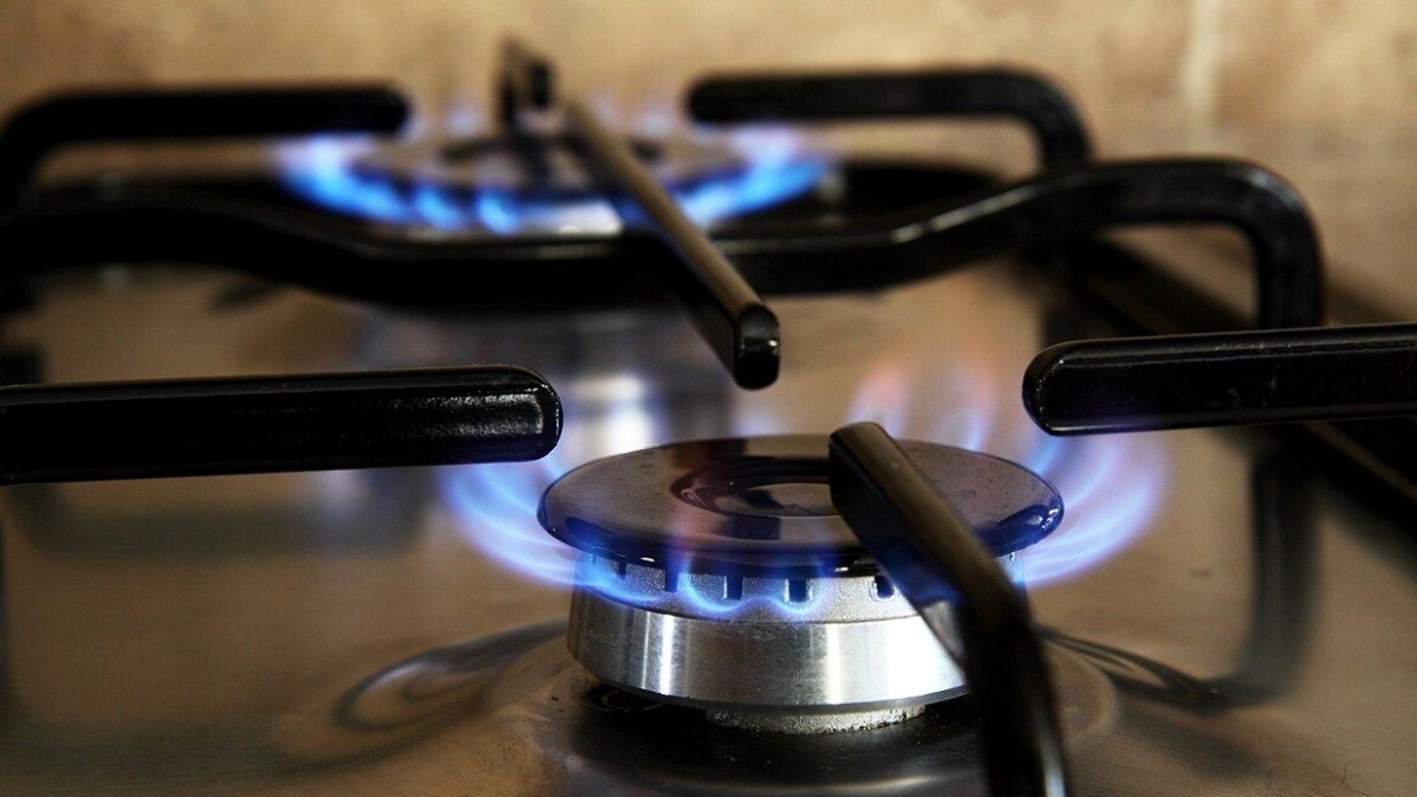 Česká vláda přislíbila 16 000 Kč na plyn a elektřinu, které pravděpodobně nebudou dodány