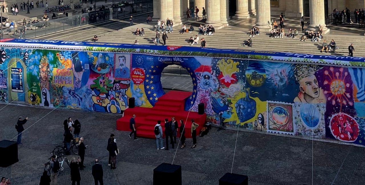 Replika slavné Lennonovy zdi v Praze dorazí do Paříže