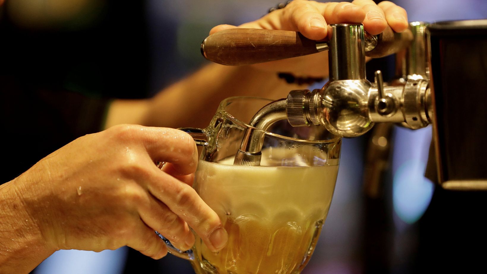České krčmy sa obracajú na technológie, aby ušetrili náklady na energiu pri pive