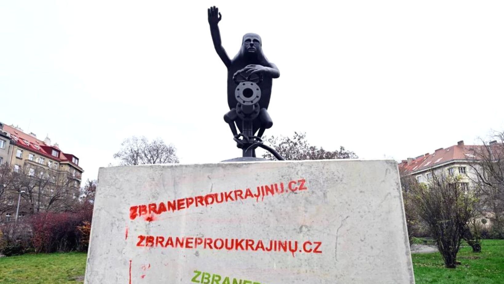Odhalení sochy Putina sedícího na plynovém ventilu v Praze