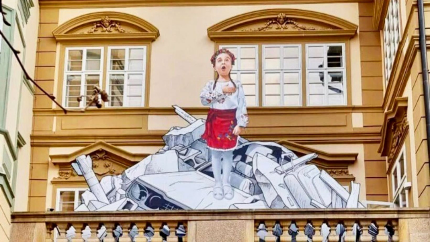 Na budově českého parlamentu v Praze se objevila nová proukrajinská nástěnná malba
