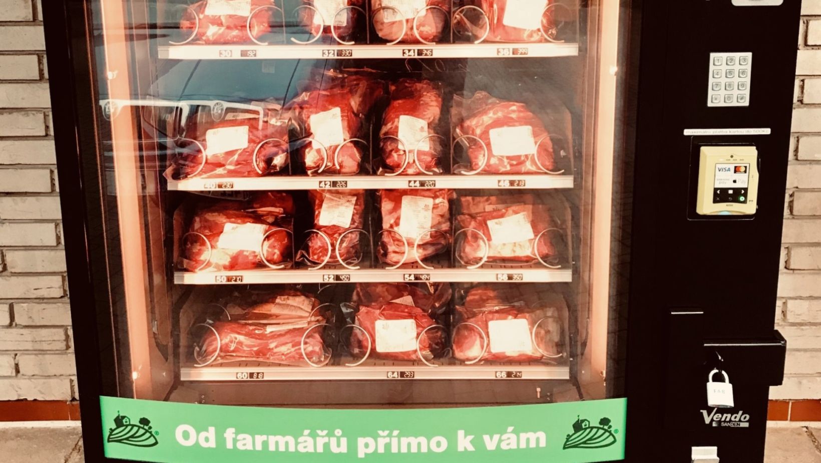 V Česku se množí automaty na maso: Praha ráno